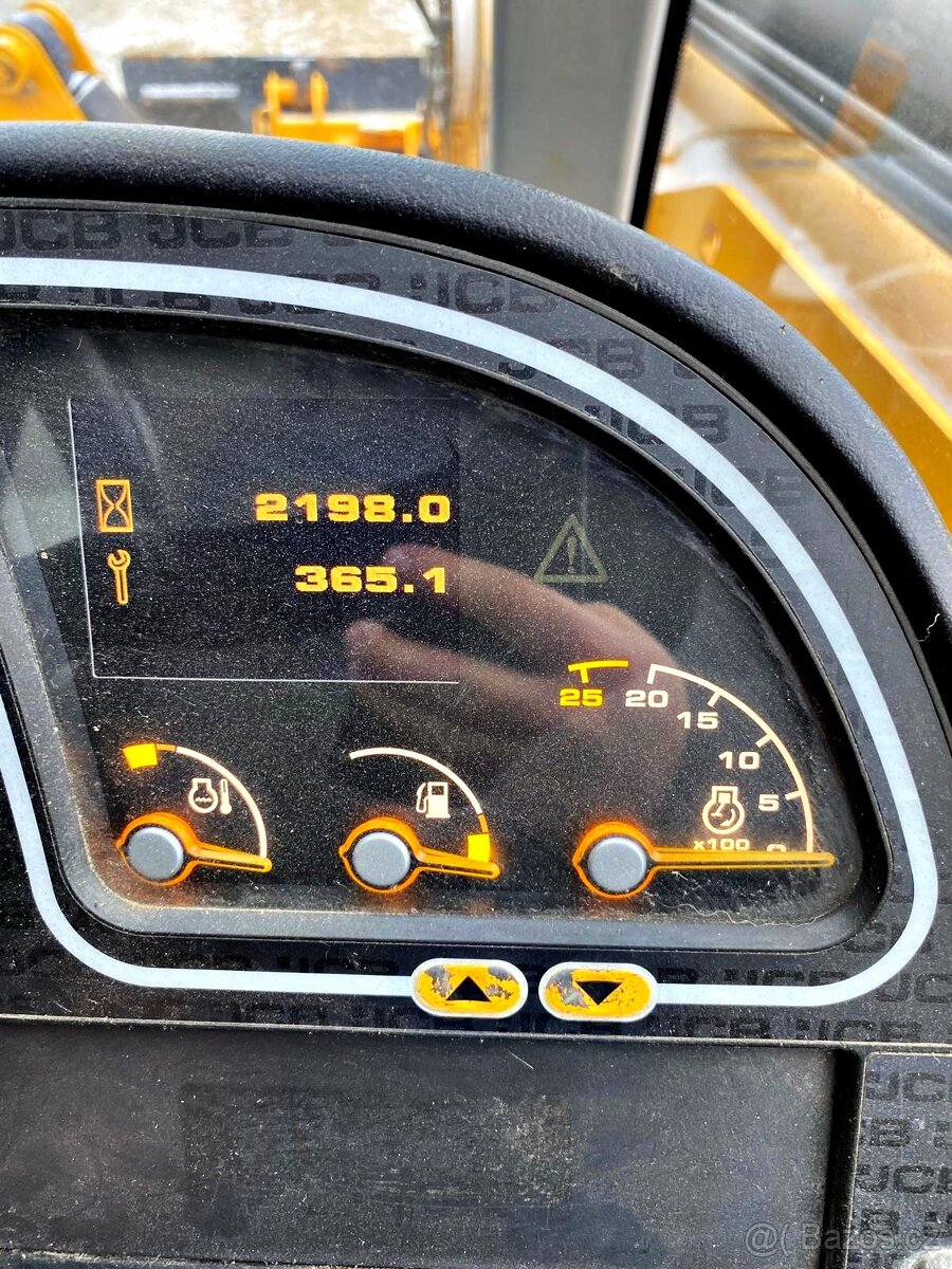 JCB 535-140 TELESKOPICKÝ NAKLADAČ - 9