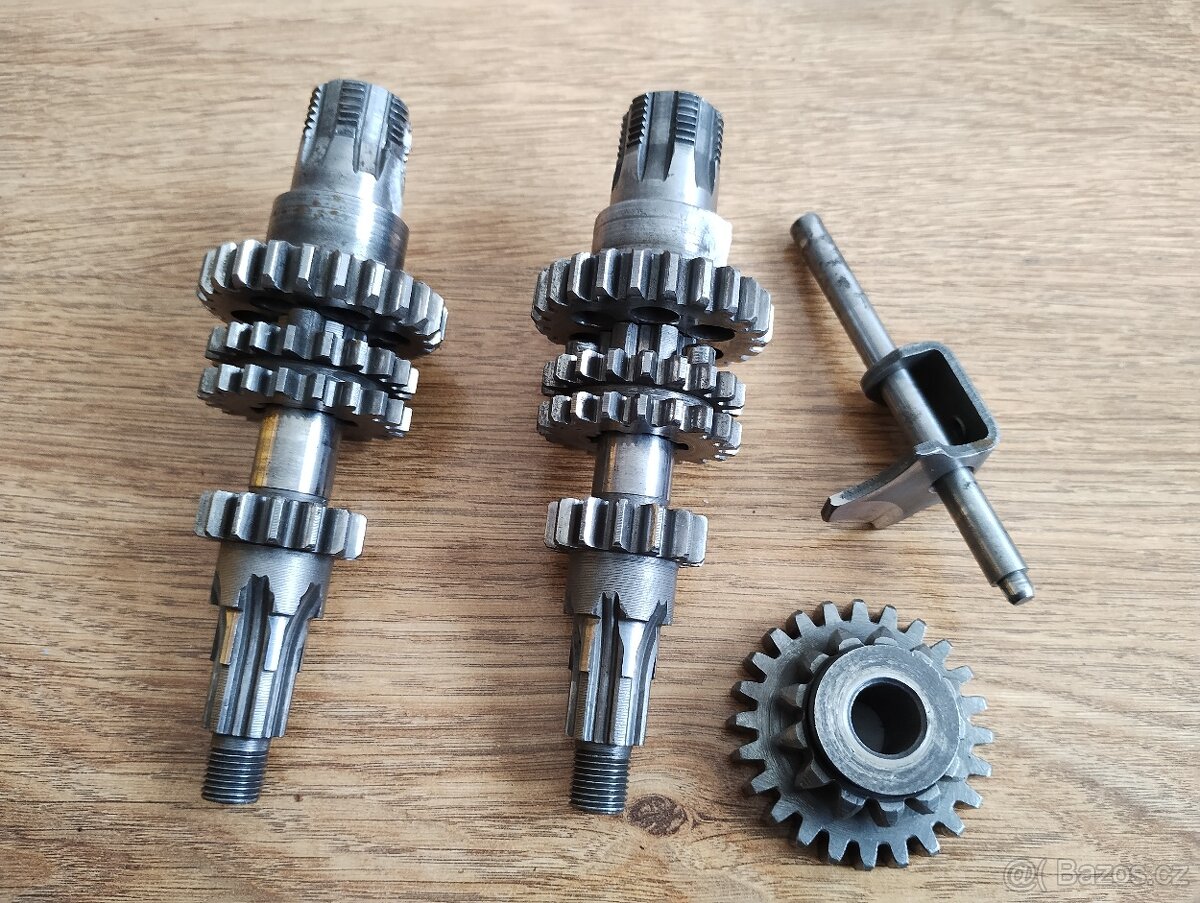 Prodám náhradní díly na motocykl JAWA 550 pařez a jawa 555 - 9