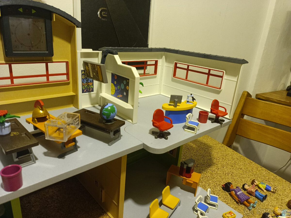 Playmobil 9453 – Velká škola - 9