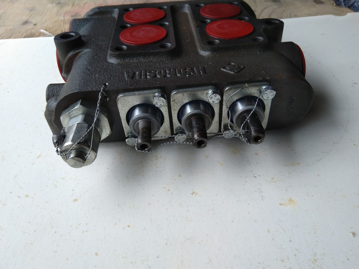 hydraulický rozvádzač R-100 - - 9