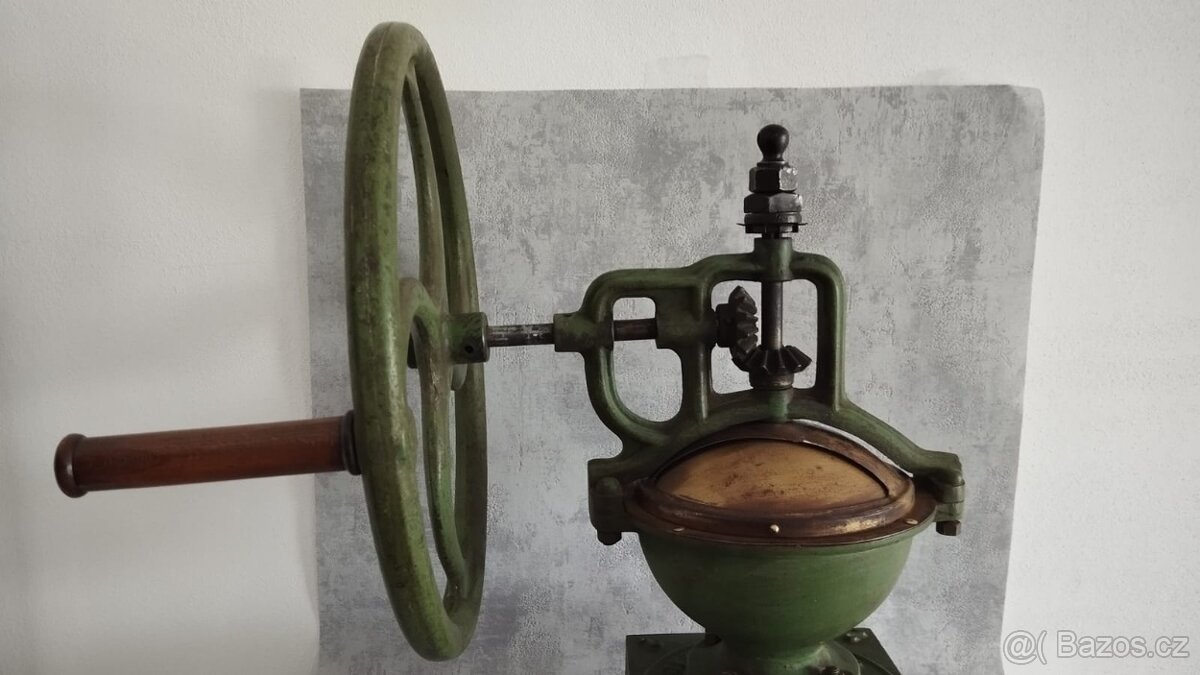 Velmi starý kupecký mlýnek IDEAL s rumpálem DOPRAVA 0,- - 9