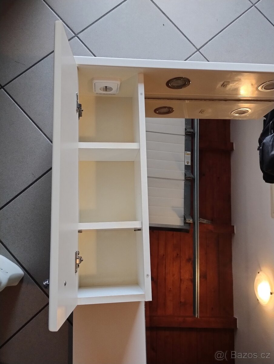 Koupelnová skříňka s umyvadlem a zrcadlem - 9