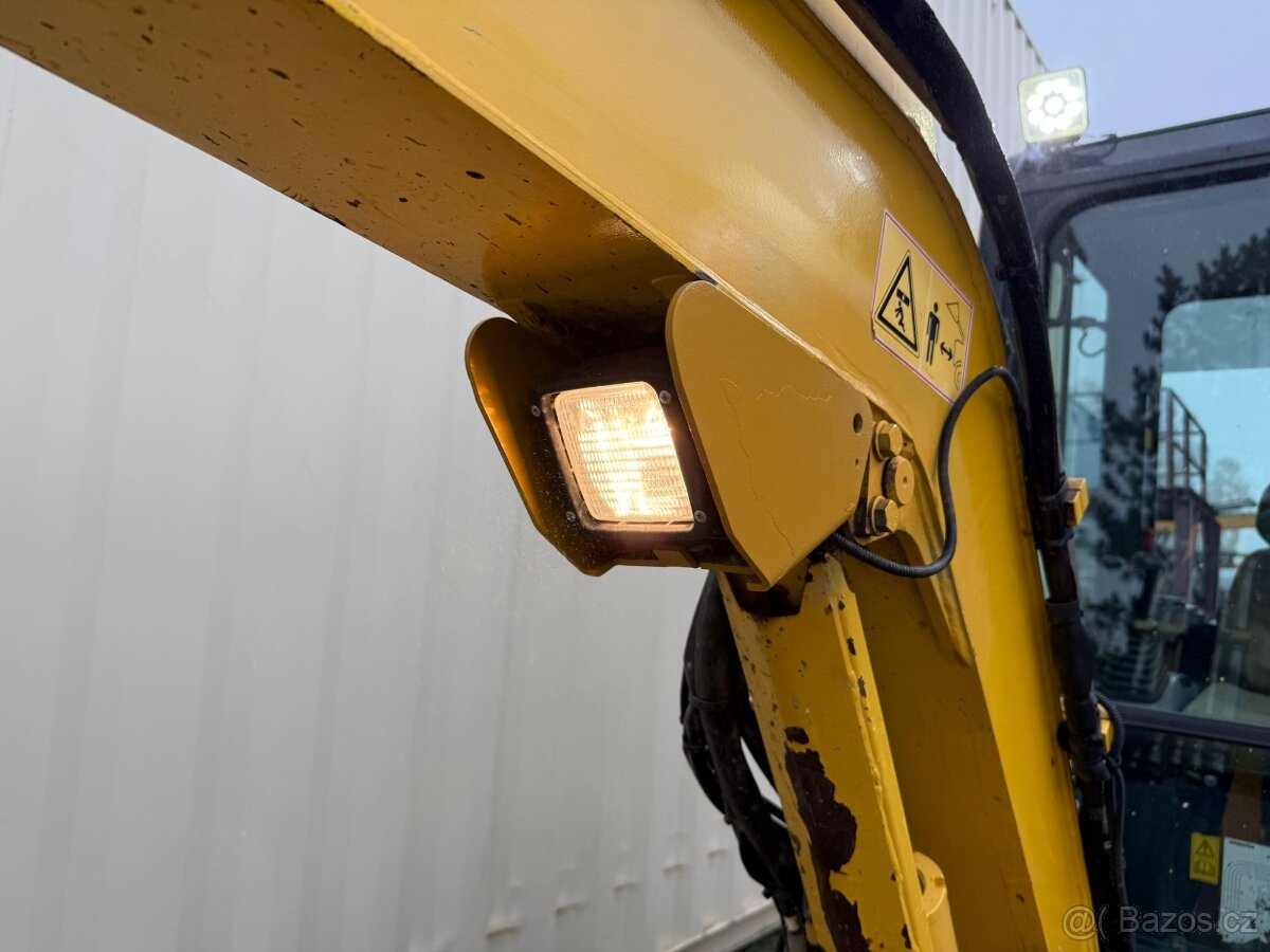 Komatsu PC26MR-3 - 9