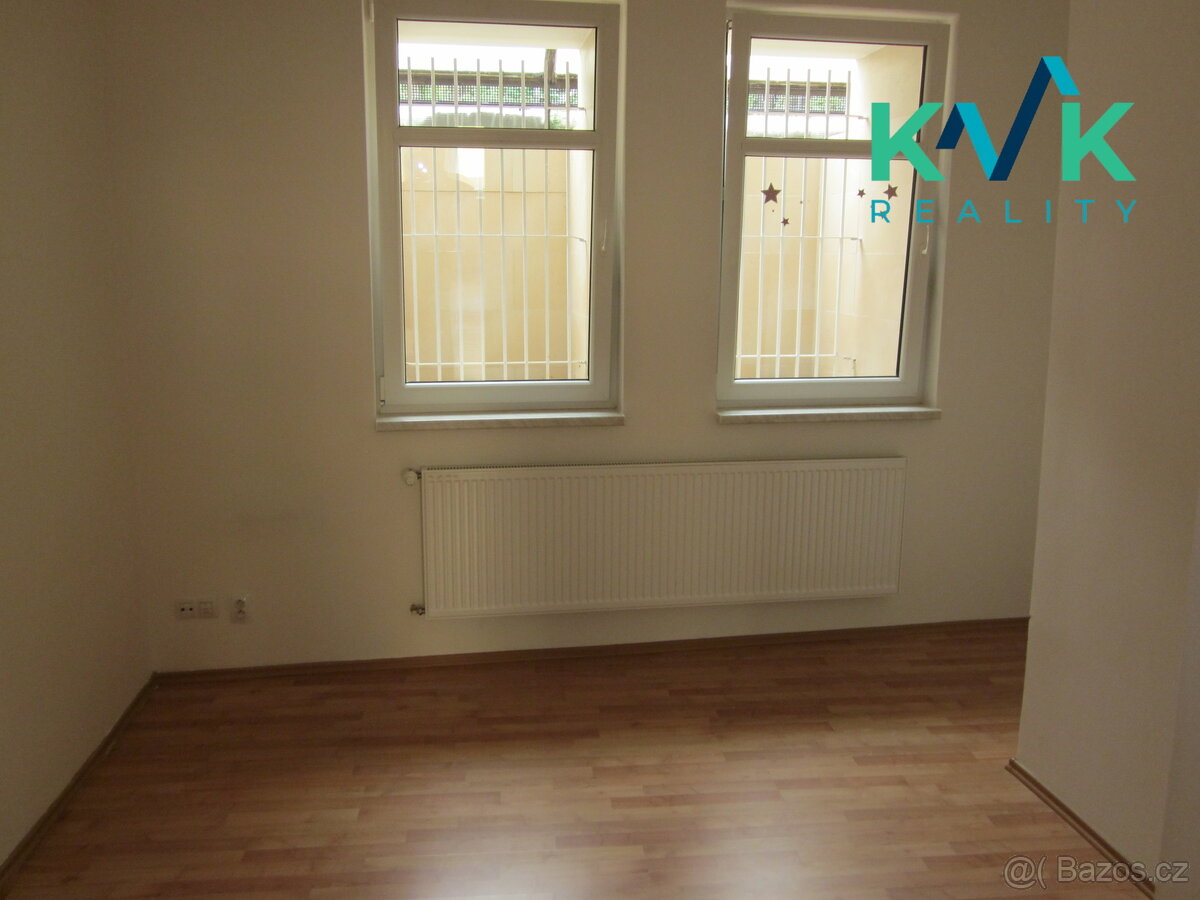 Pronájem bytu 3 + 1, v OV, cihla, 73 m2, ul. Slepá, Karlovy - 9