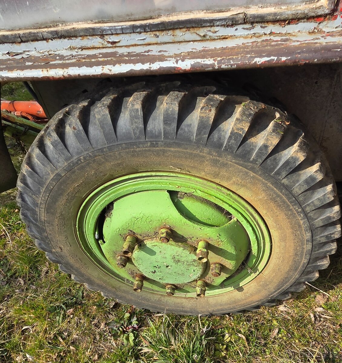 Prodám traktor domácí výroby, motor Žigul - 9