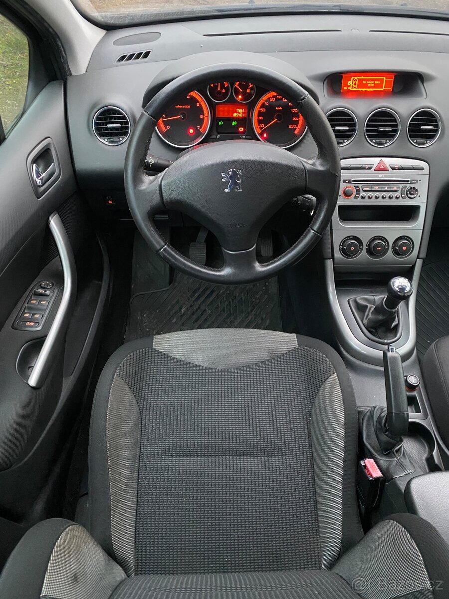Peugeot 308 1.6i 110kw rok 2008 STK 05/26 v ČR jeden majitel - 9