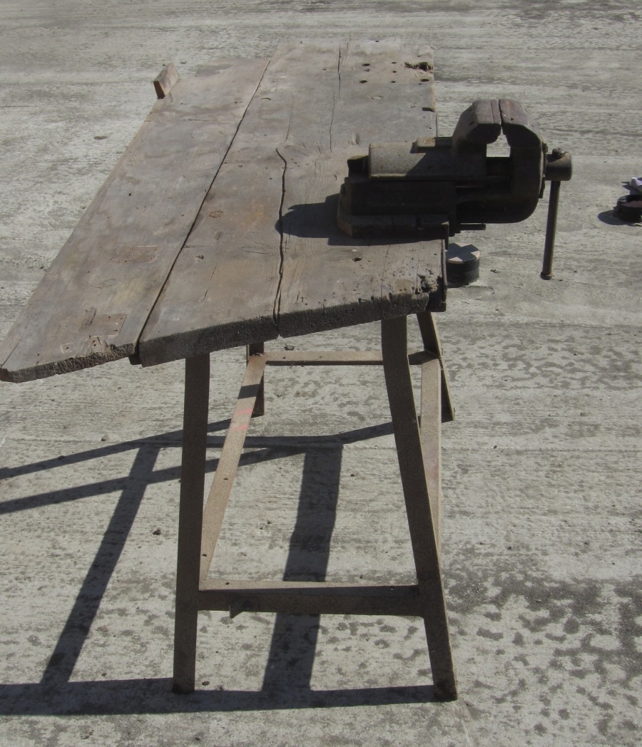 Starý dílenský ponk se svěrákem - 9