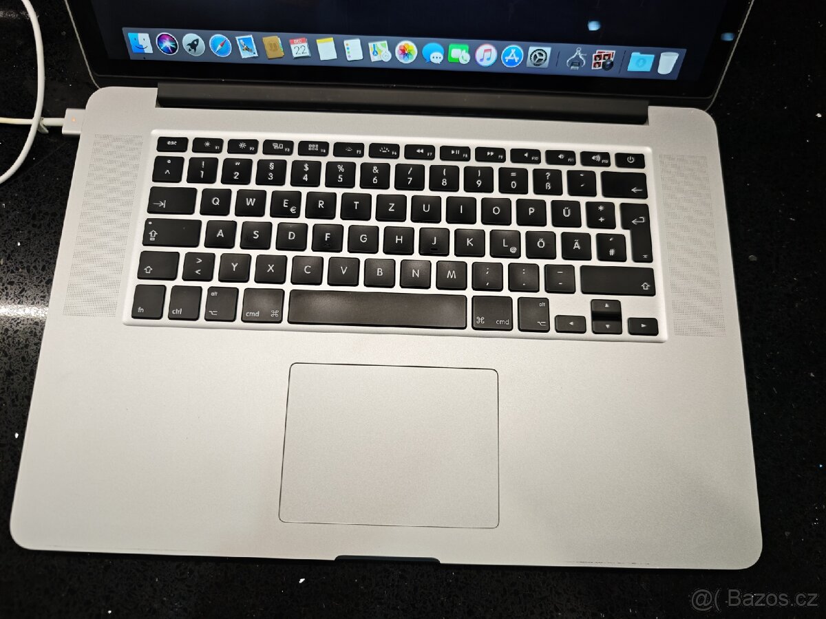 MacBook Pro 15" Mid 2015 i7 / 16GB / 256GB - 9