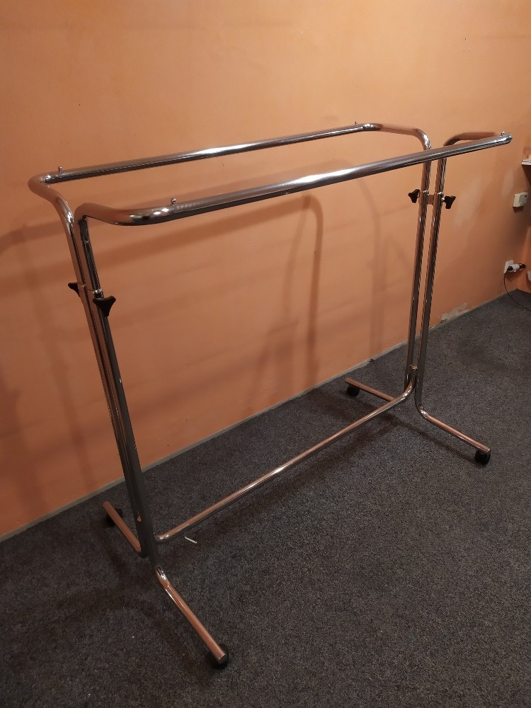 Prodám zařízení z obchodu s oděvy (stojany, štendry, světla) - 9