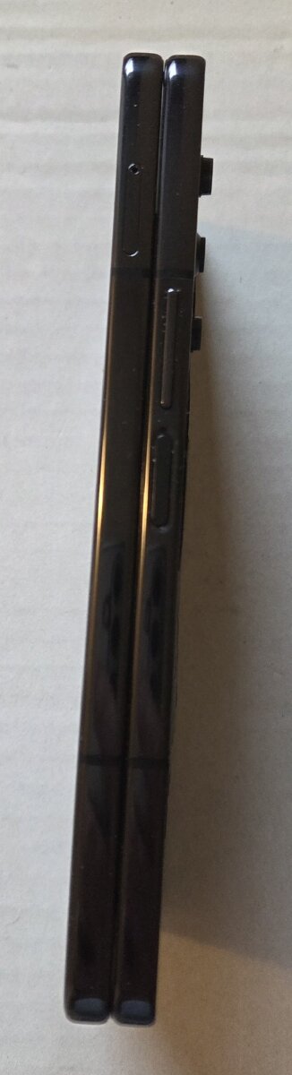 Samsung Galaxy Z Fold 4 poškozený - 9