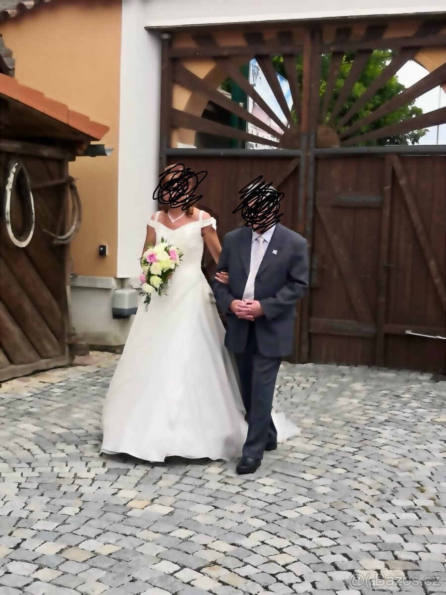 Svatební šaty s vlečkou - 9