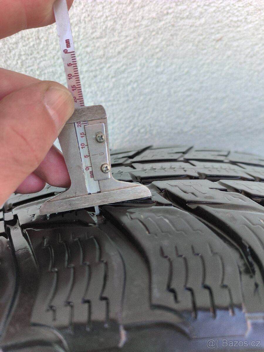 Pneu Mercedes Benz V 235/55R 17 - 9