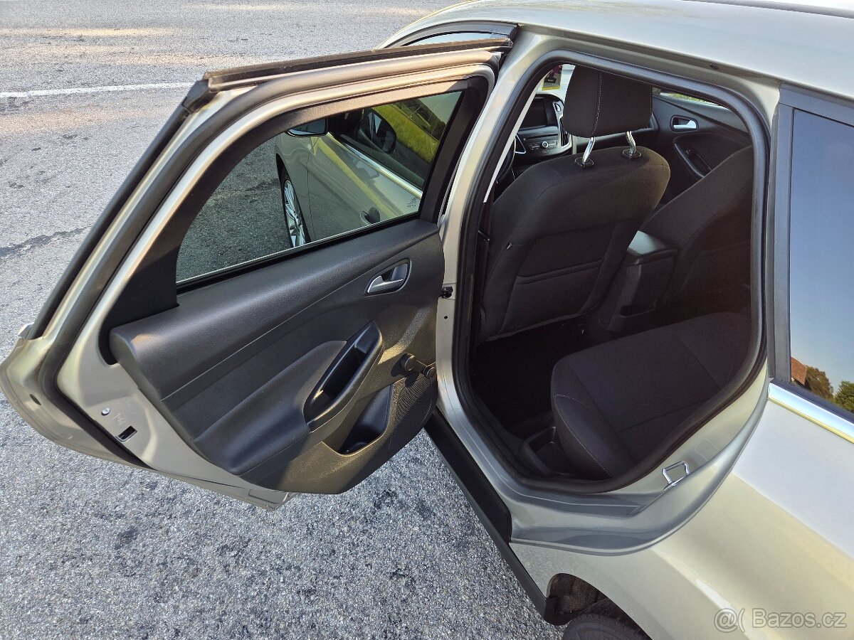 Ford Focus KOMBI - BENZÍN - KUP ČR - 96tis/KM - 2017 - 9