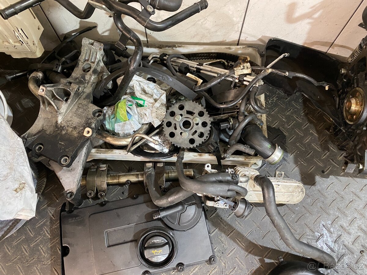 Motor BKD 2.0 TDI 103kW - blok, sání, EGR - 9