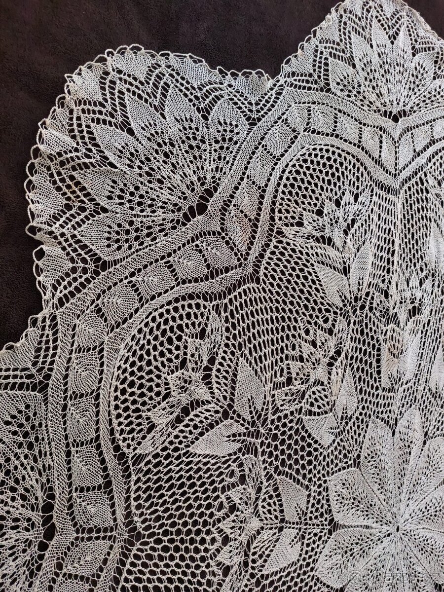 Ručně háčkované ubrusy v bílé a krémové barvě - 9