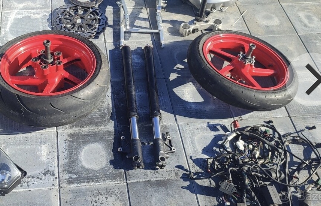 Aprilia RSV 1000 Mille - 9