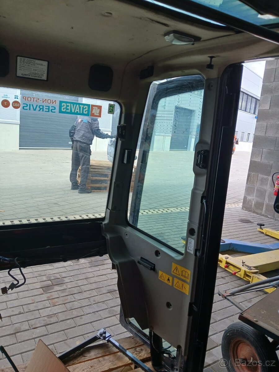 Lehce poškozená kabina bagru Kubota U56-5 - 9