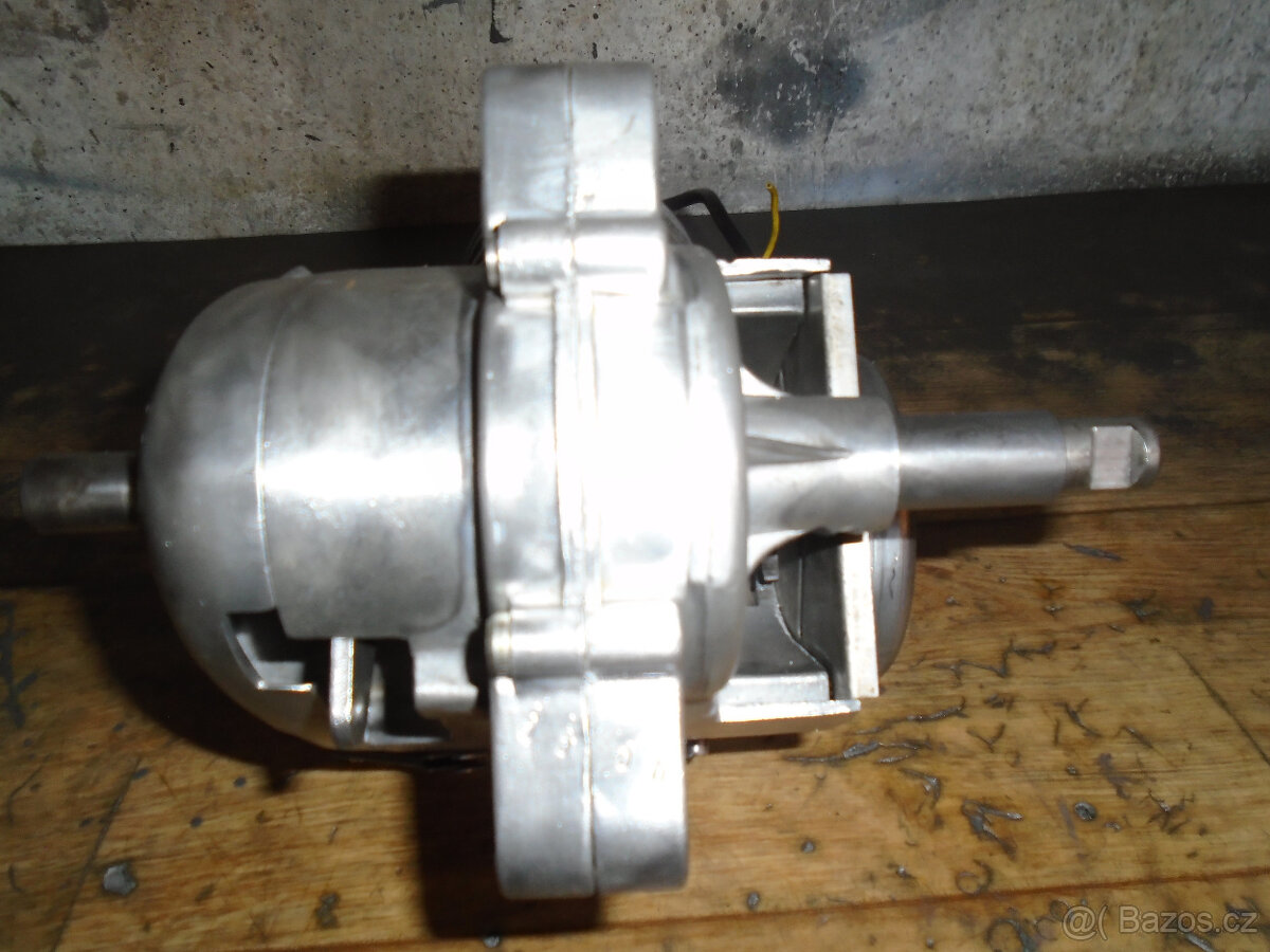 Prodám soubor dílů a motor na Stadiona S11 po GO - 9