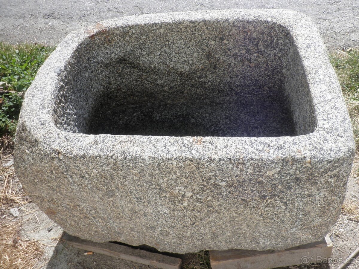 stará kamenná žulová stírka kaménka napaječka koryto - 9