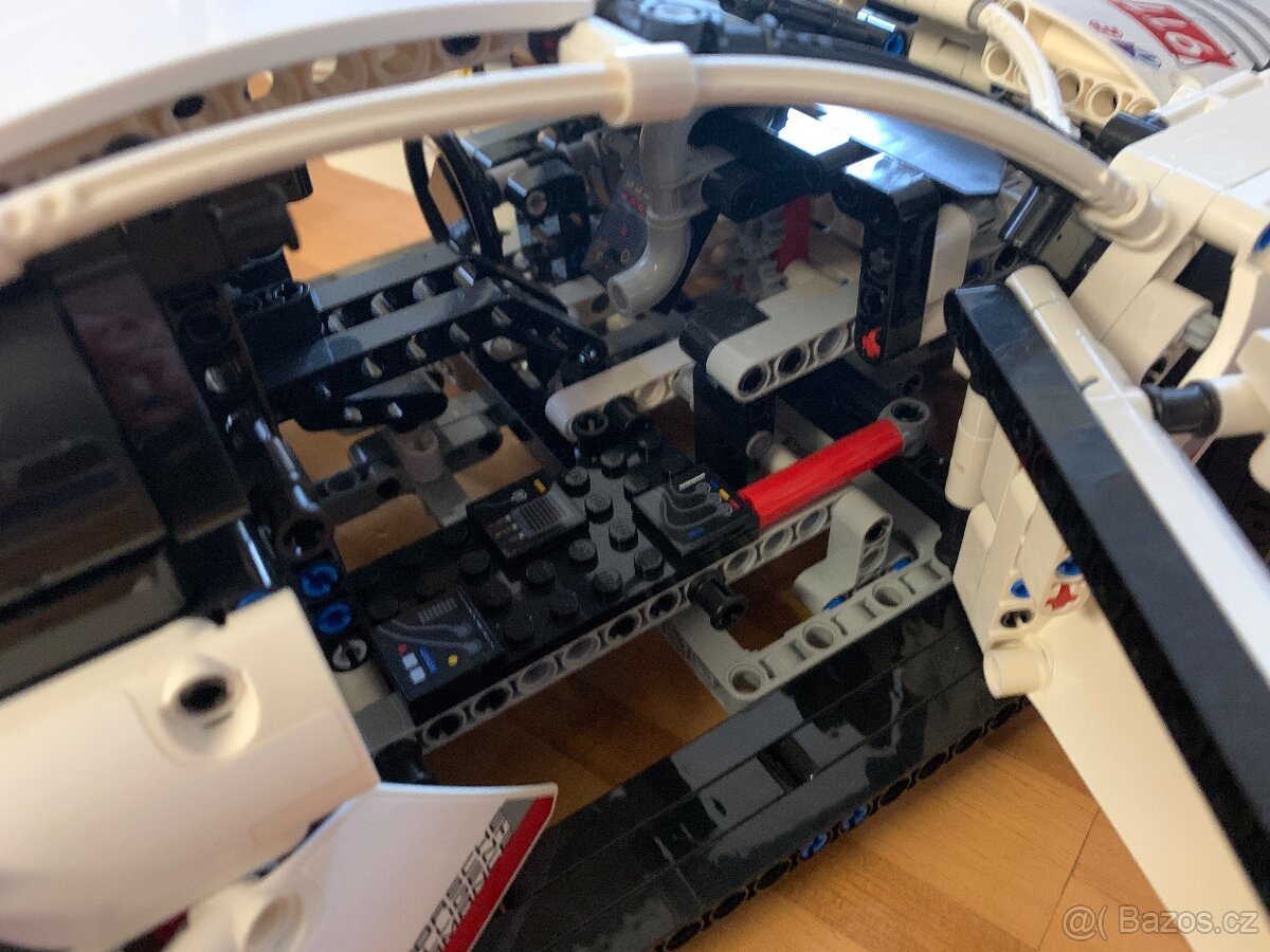 LEGO Technic - Porsche 911 RSR - 9