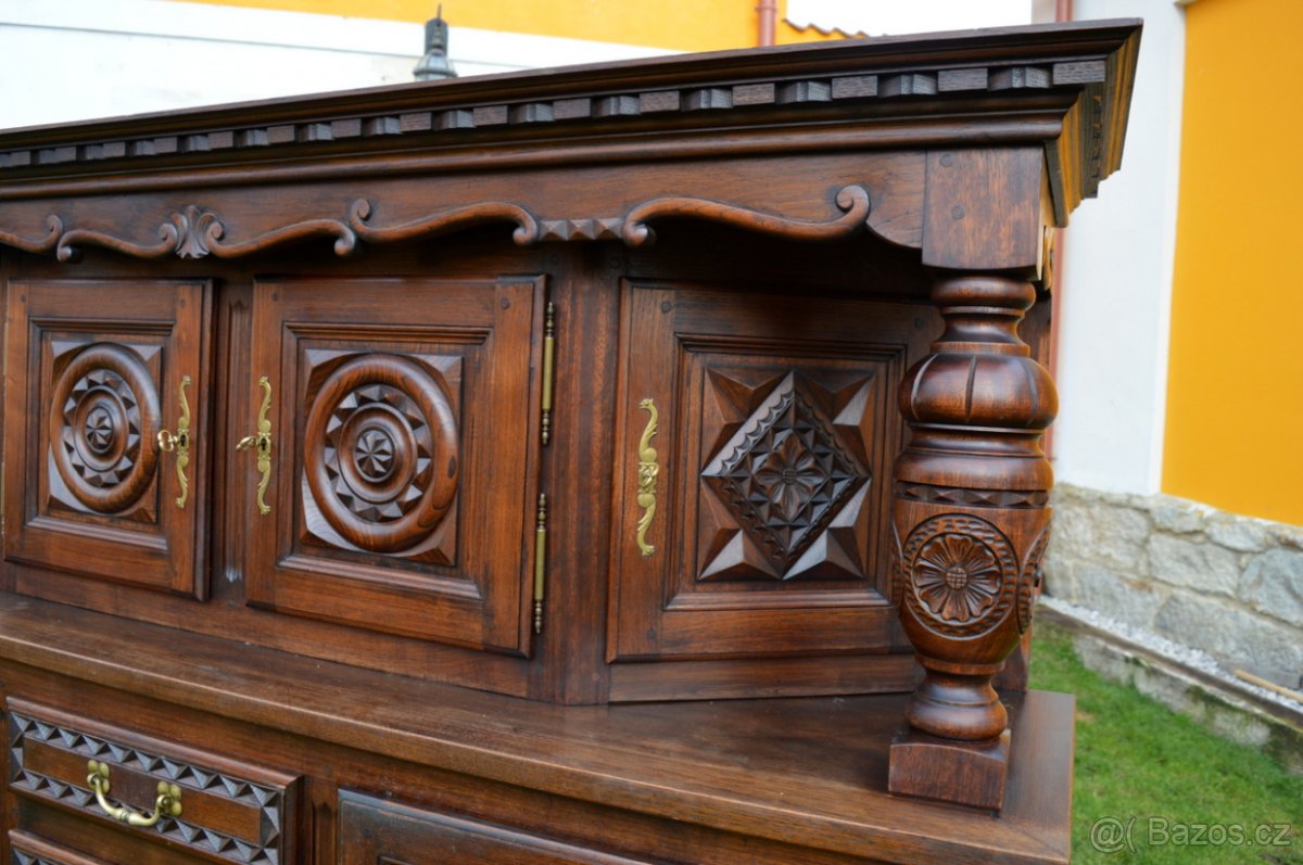 Jídelna z příborníku, šesti židlí a rozkládacího stolu. - 9