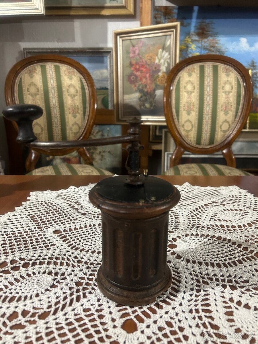 Starožitný kávový mlýnek přelom 19./20. století - 9