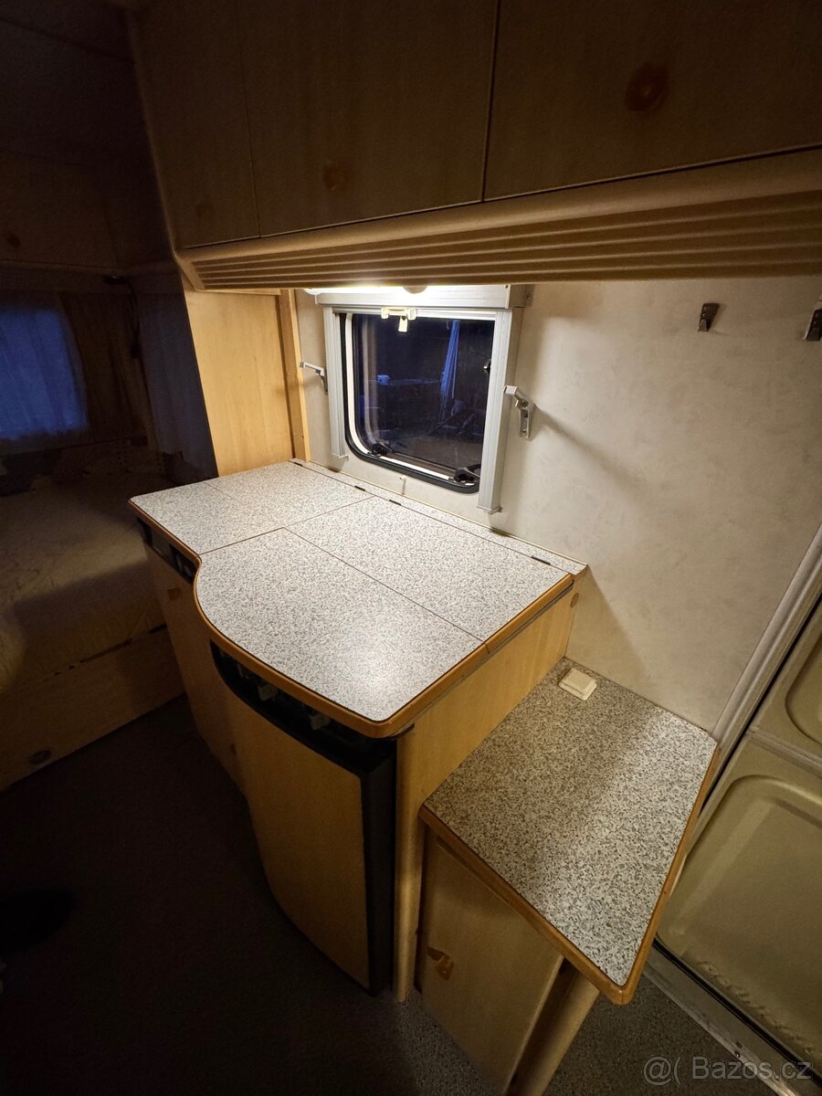 Karavan Dethleffs /4 místa / 1300Kg/ markýza/ nosič/ - 9