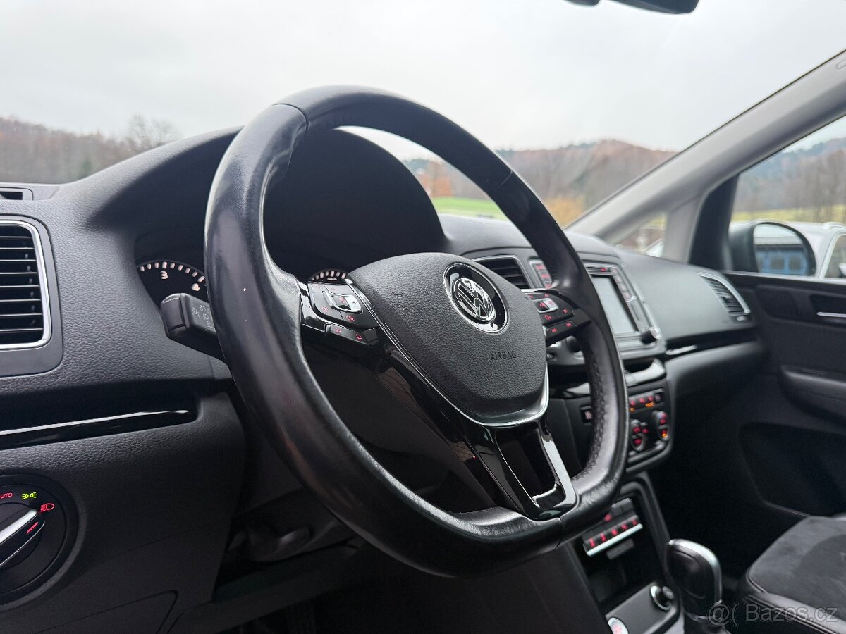 VW SHARAN 2.0 TDi DSG 4x4 LED KAMERA PANORAMA WEBASTO TAŽNÉ - 9