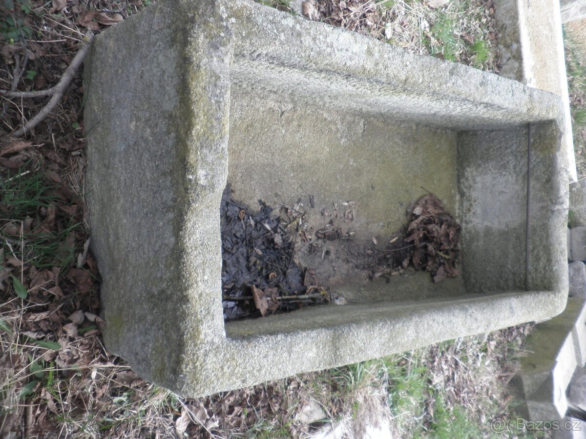 Velká stará kamenná žulová stírka kaménka napaječka koryto k - 9