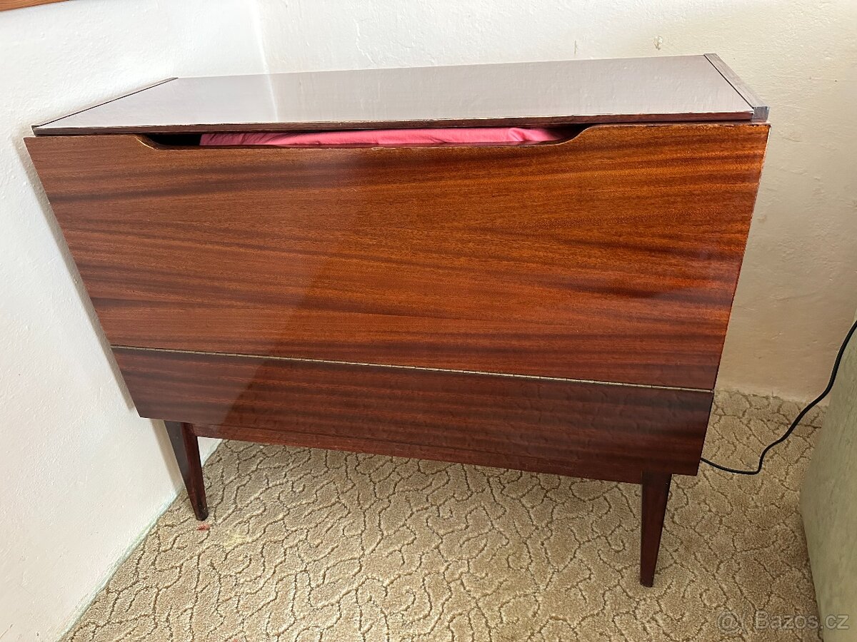 Retro starý nábytek - 9