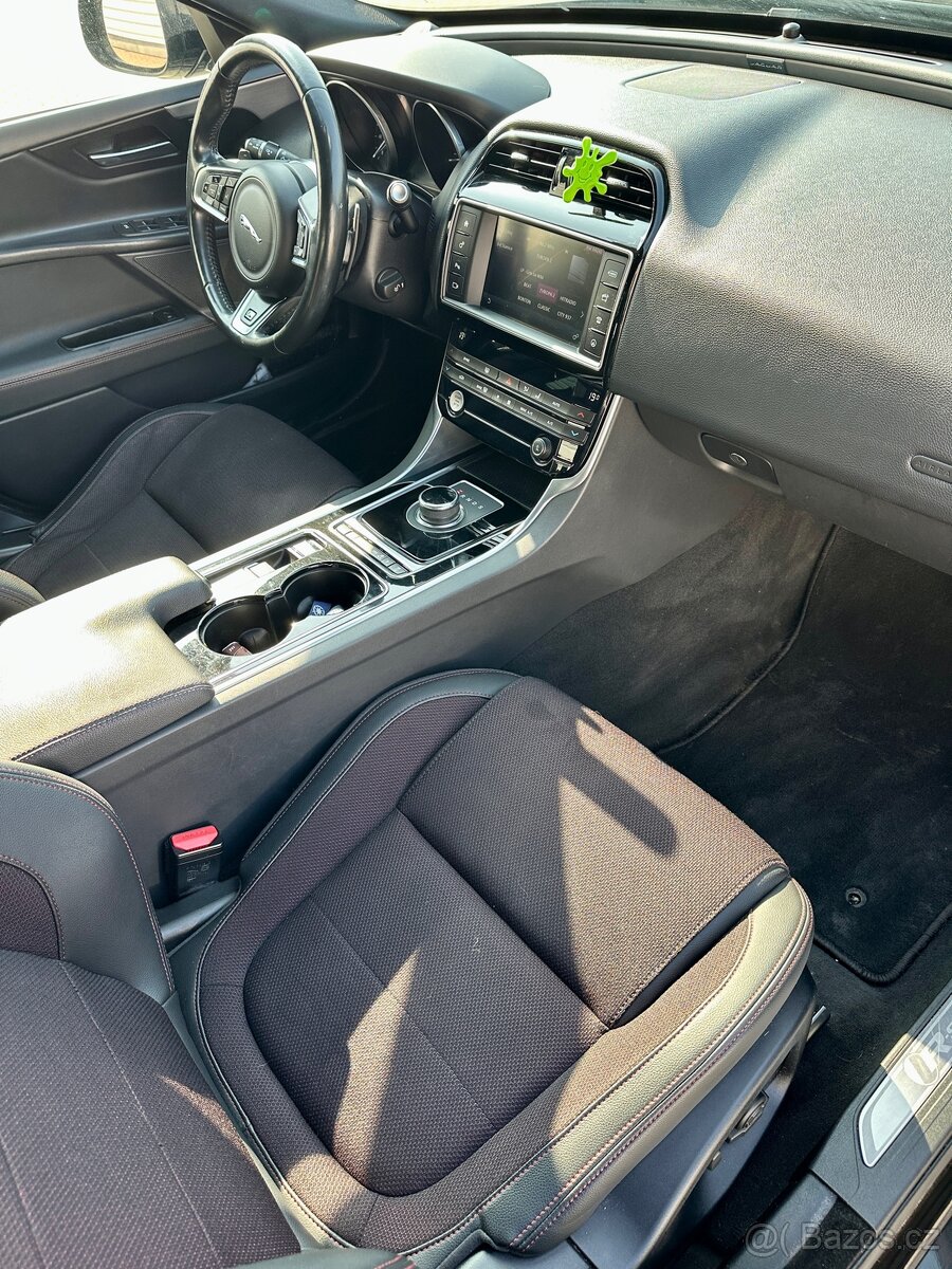 Jaguar XE R-SPORT 4 AWD - 9