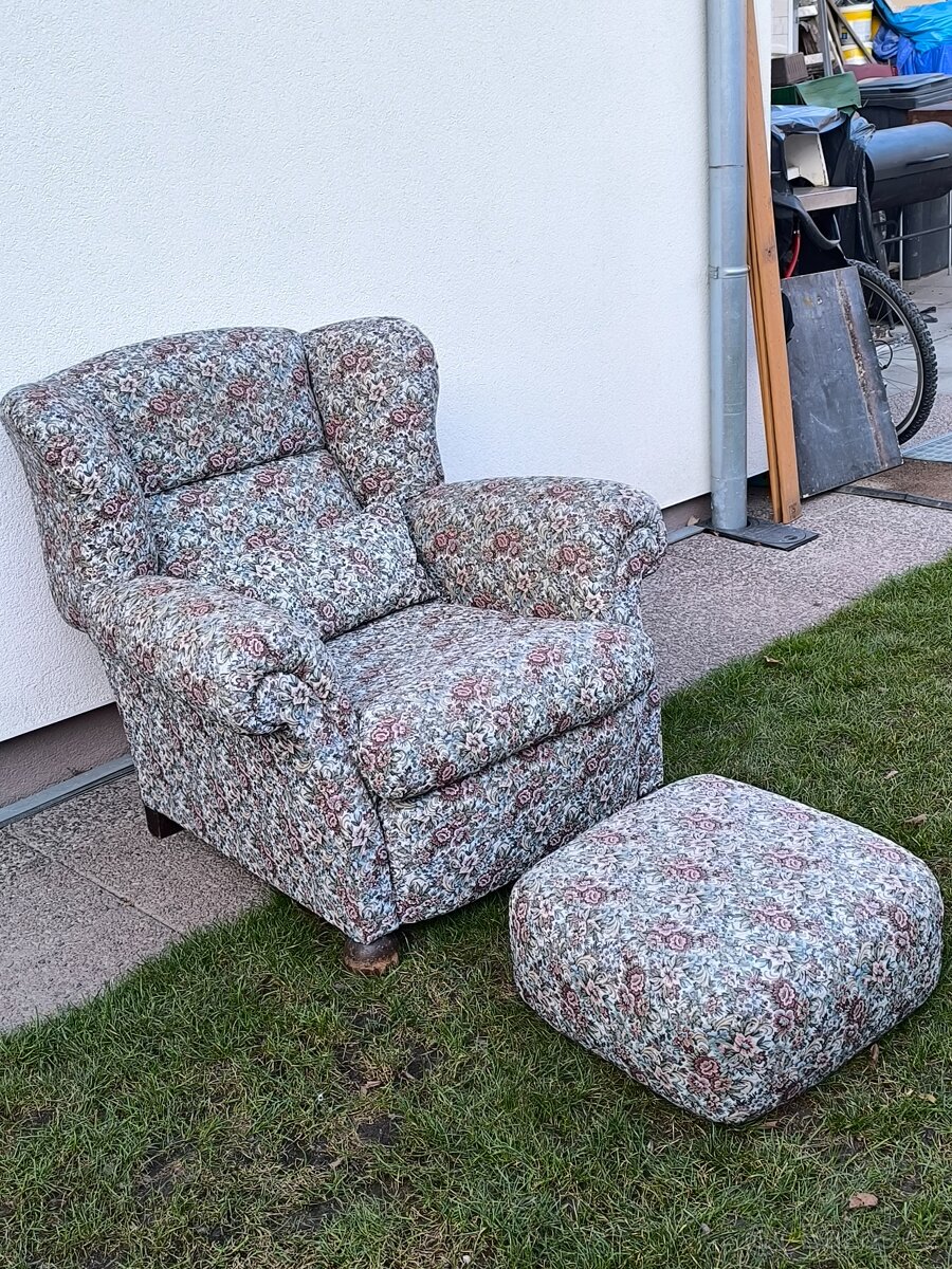 Prodám starožitné křeslo Ušák - 9