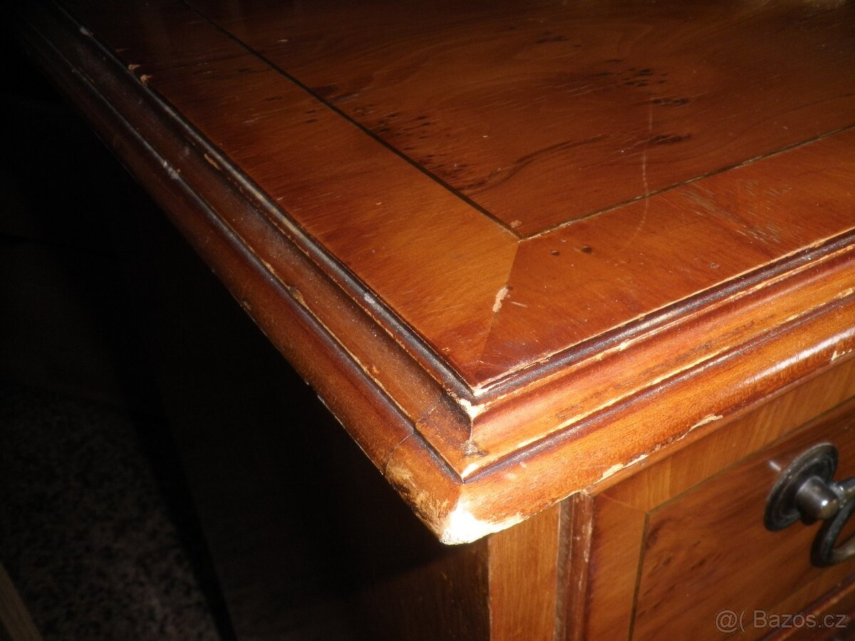 Menší skříňka nebo komoda v rustikálním stylu - 9