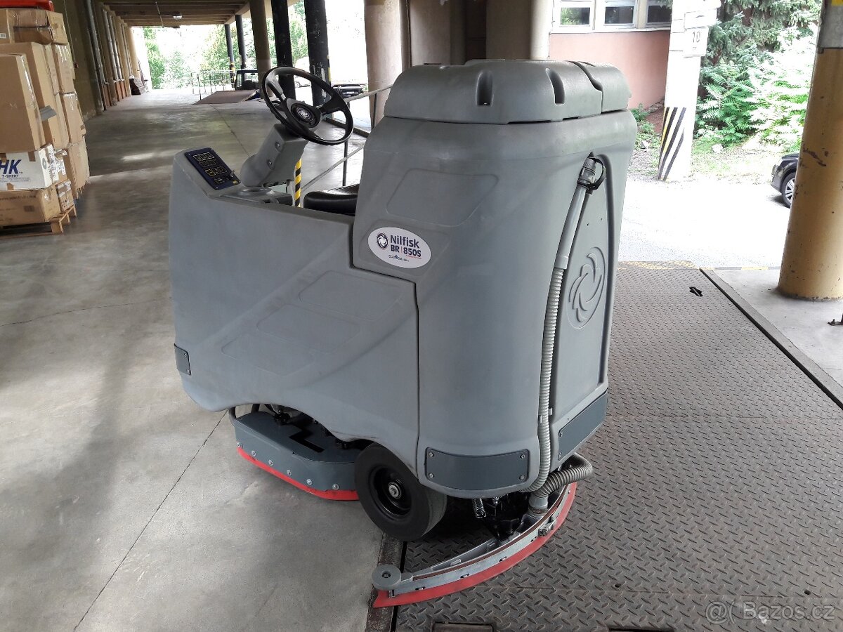 Podlahový mycí stroj Nilfisk BR 850 S se sedící obsluhou - 9