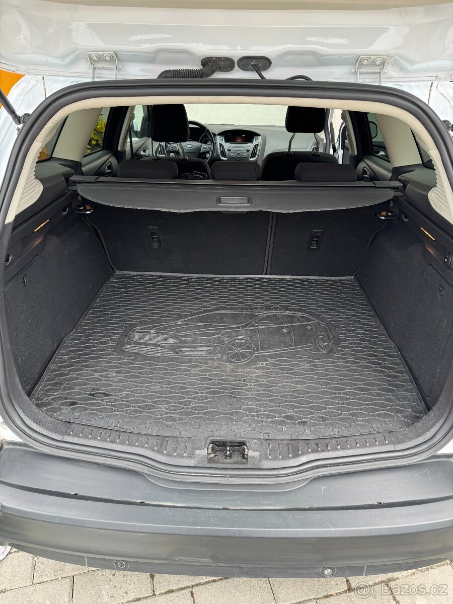 Ford Focus Kombi bílý - 11/2017 - 9