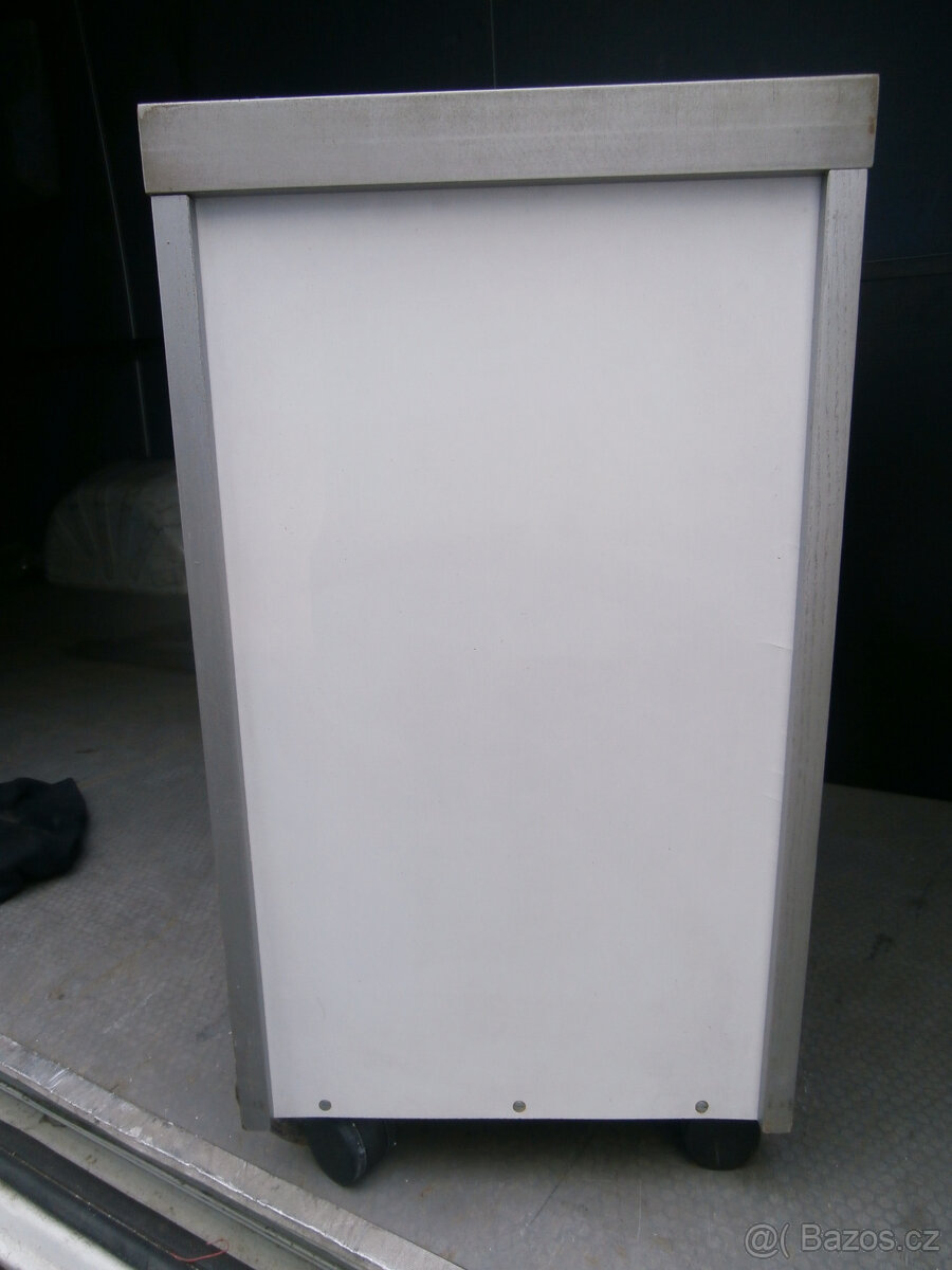 Skříňka dřevěná se zásuvkami uzamykatelná za 500 kč - 9