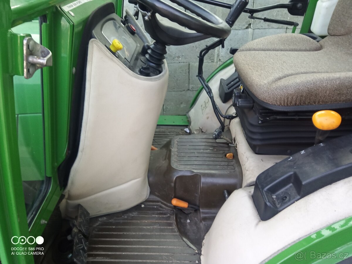 Jonh Deere 2720 s nakladačem - 9