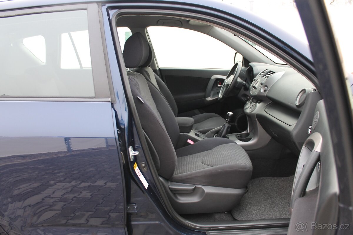 Toyota Rav4 2.2D-4D 100kW + 4X4 + BEZ KOROZE + TAŽNÉ - 9
