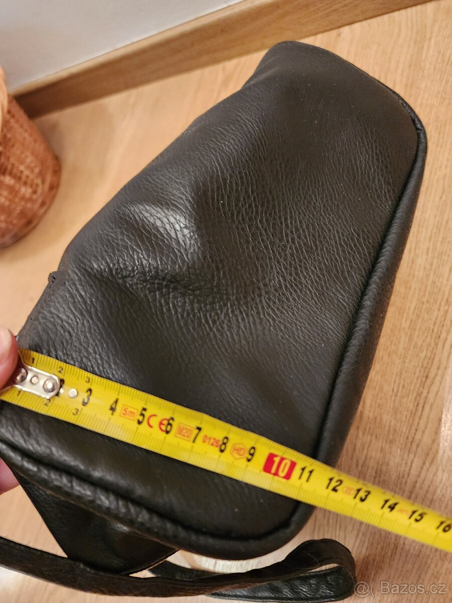 Prodám Dámský batoh se zlatými kovovými doplňky, Eko kůže - 9