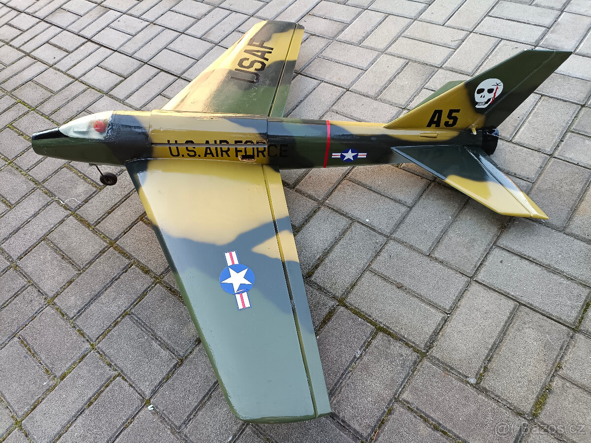 Starší rc letadlo vojenská stíhačka na spalovací motor - 9