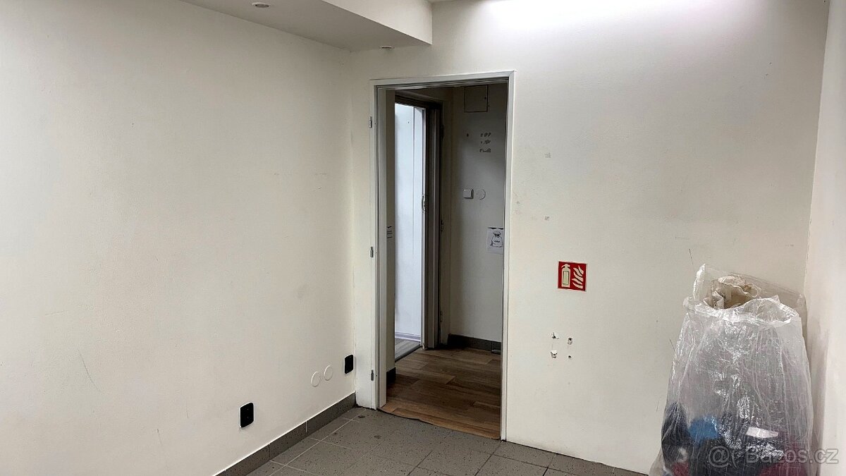 Pronájem obchodního prostoru 128m2 v centru města - 9