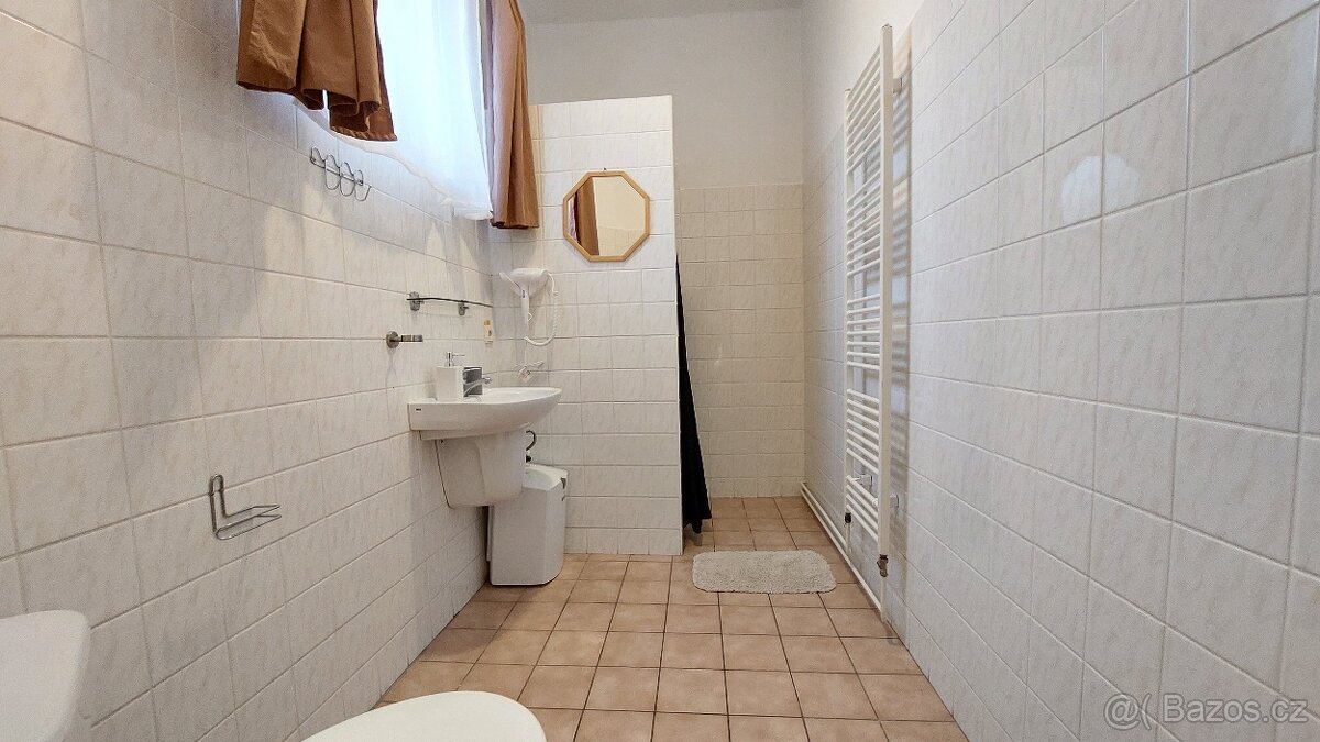 Dům s penziónem a obchodem na náměstí v Horní Plané - 9