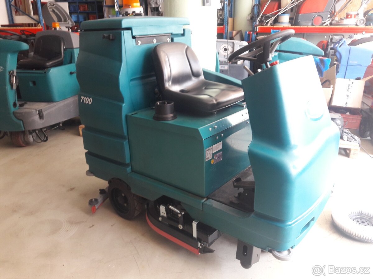 Podlahový mycí stroj Tennant 7100 Disk 80 sedící obsluha - 9