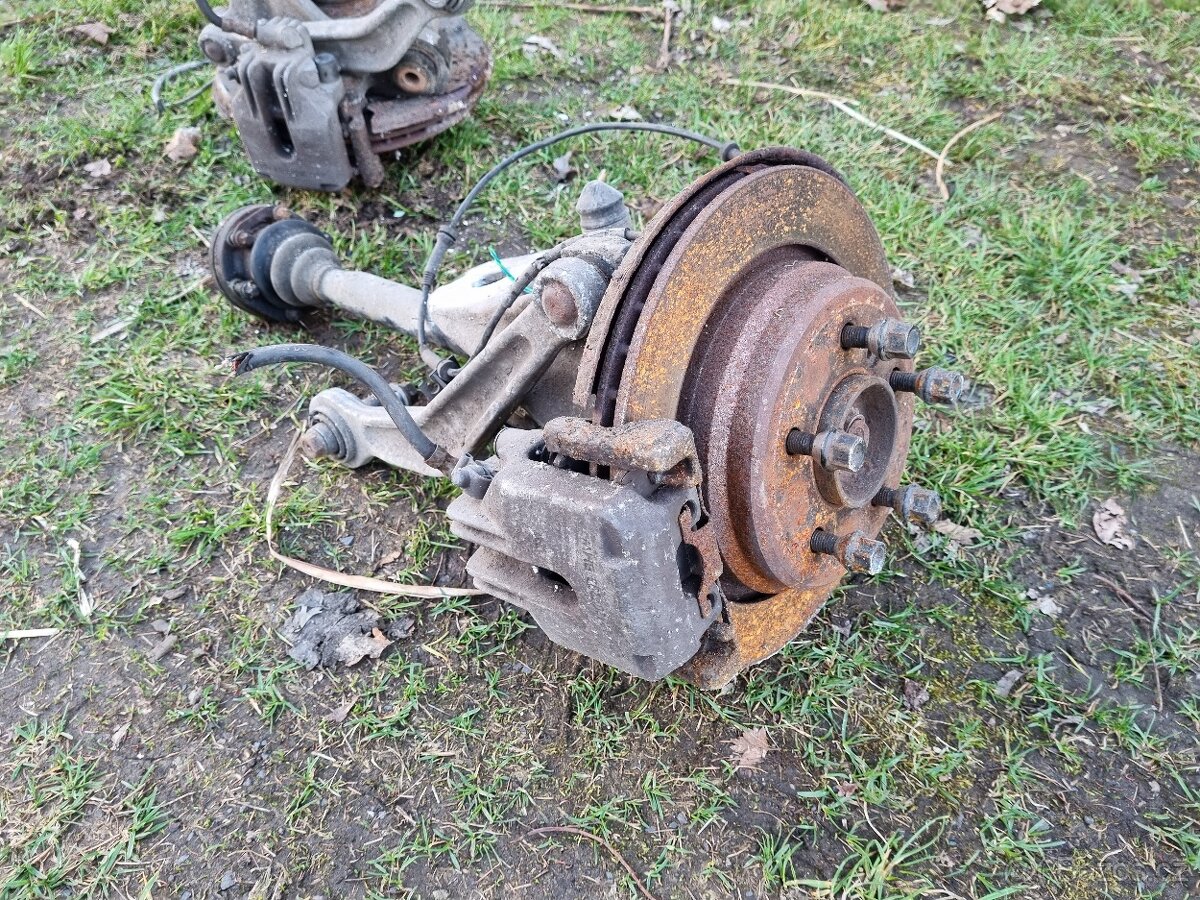 BMW E39 zadní náprava, těhlice, brzdič, poloosa - 9