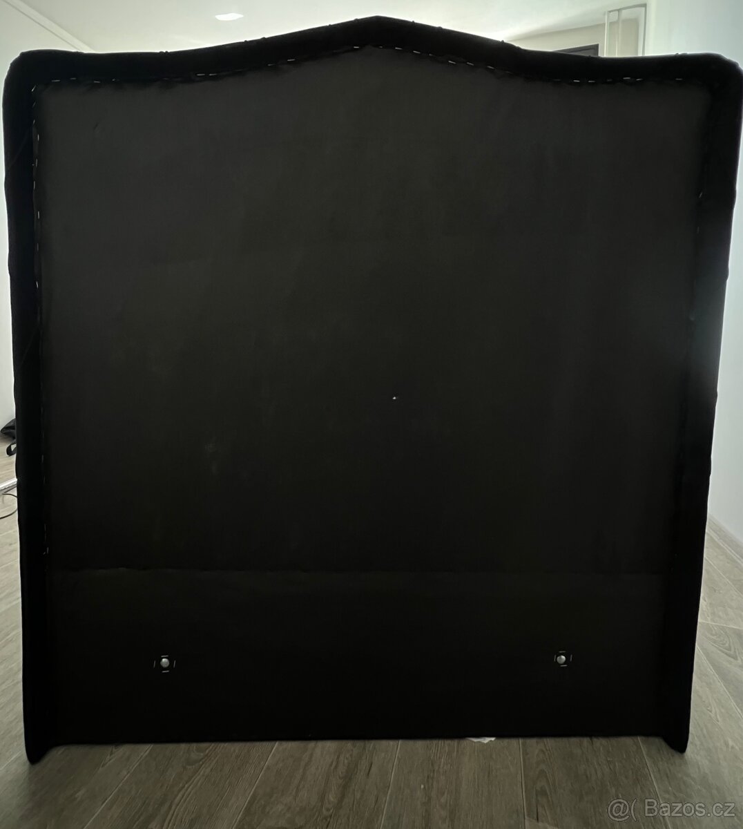 Čalouněná postel s knoflíkovým tuftovaným čelem + box - 9