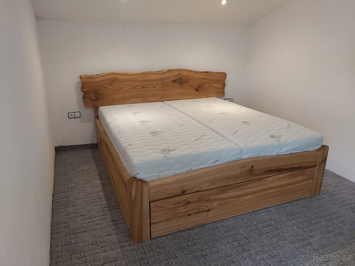 Postel z masivu s přírodní hranou - 9