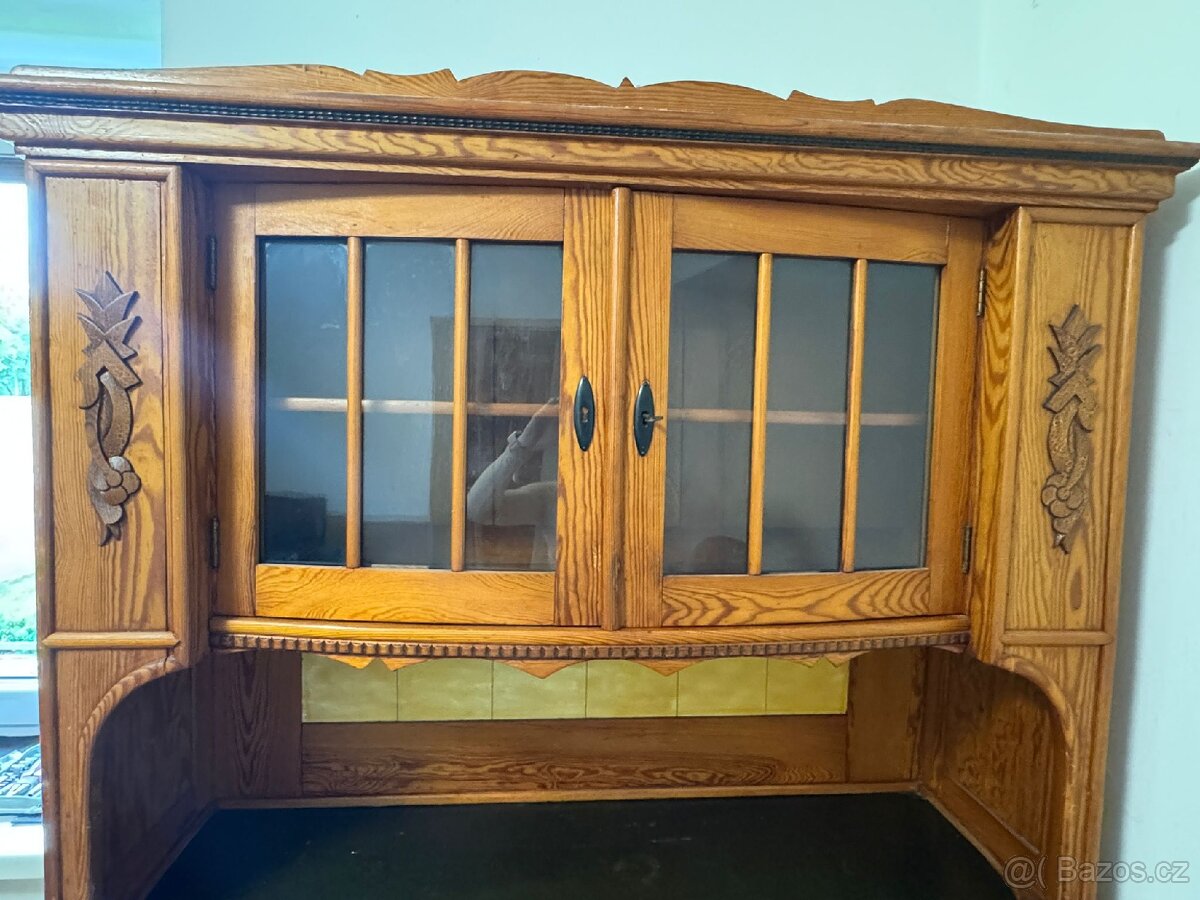Šicí stroj Singer a kredenc - 9