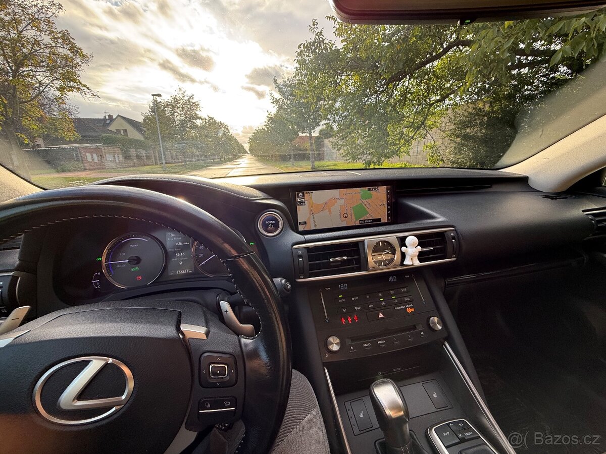 Lexus IS 300h - 9