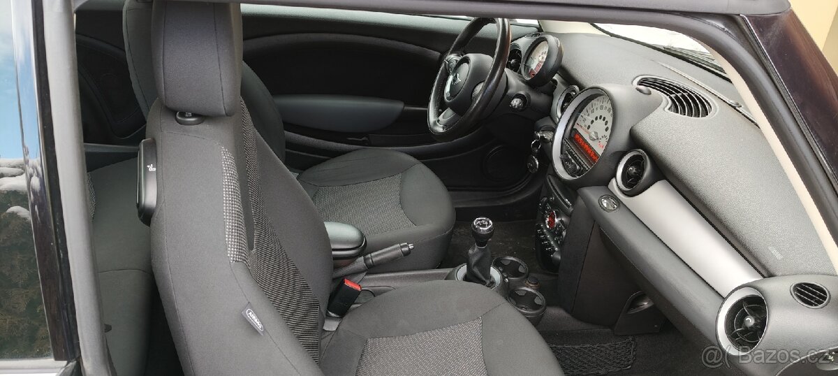 Mini Cooper 1.6 benzín, rok 2011 top stav, krásná historie - 9