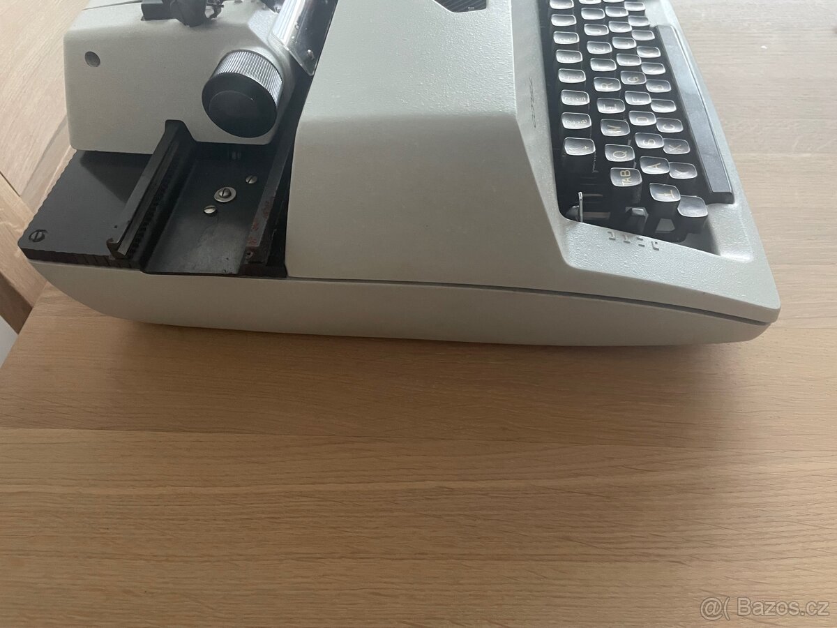 Psací stroj zn consul model 2226 - 9